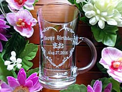 「Happy birthday、名前、誕生日」を彫刻した、娘さんへの誕生日プレゼント用のガラス製ティーカップ