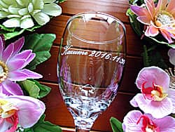 退職する方の名前と日付を側面に彫刻した、定年退職の贈り物用のワイングラス