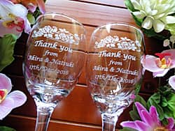 「Thank you、新郎と新婦の名前、日付」を彫刻した、新郎新婦から両親への贈り物用のペアのワイングラス