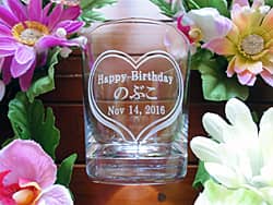 「Happy birthday、名前、日付」を側面に彫刻した、お母さんへの誕生日プレゼント用のロックグラス