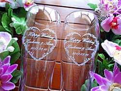 「Happy wedding、新郎と新婦の名前、結婚式の日付」を彫刻した、結婚祝い用のペアのビアグラス