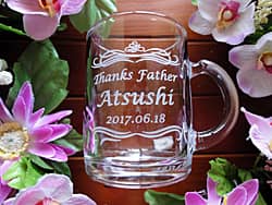 「Thanks Father、お父さんの名前」を側面に彫刻した、父の日のプレゼント用のガラス製マグカップ
