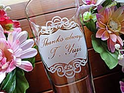 「Thanks always、お客様の名前」を側面に彫刻した、常連のお客様用のピルスナーグラス
