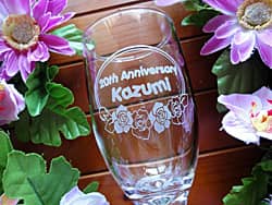 「20th anniversary、奥さまの名前」を彫刻した、結婚記念日のプレゼント用のピルスナーグラス