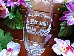 「20th anniversary、旦那様の名前」を彫刻した、結婚記念日のプレゼント用のピルスナーグラス