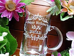「Happy birthday、名前、日付」を側面に彫刻した、友人への誕生日プレゼント用のガラス製ティーカップ