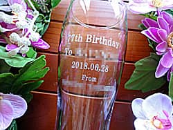 「77th birthday、to ○○」を側面に彫刻した、喜寿祝い用のビアグラス