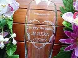 「Happy birthday、名前、誕生日」を彫刻した、友人への誕生日プレゼント用のビアグラス
