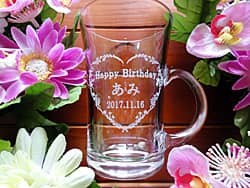 「Happy birthday、名前、日付」を側面に彫刻した、誕生日プレゼント用のガラス製ティーカップ
