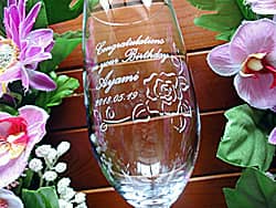 「Congratulations on your birthday、名前」を彫刻した、彼女への誕生日プレゼント用のピルスナーグラス