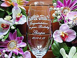 「Congratulations on your birthday、名前、日付」を側面に彫刻した、彼氏への誕生日プレゼント用のピルスナーグラス