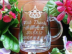 「With thanks、○○先生、校章」を側面に彫刻した、同窓会で恩師へ贈るガラス製マグカップ