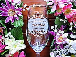 「With thanks、奥さまの名前、日付」を彫刻した、奥さまへの結婚記念日のプレゼント用のピルスナーグラス