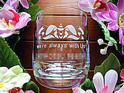 「We are alway with you、名前、日付」を側面に彫刻した、転勤する方へのプレゼント用のロックグラス