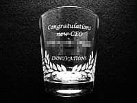 「Congratulations、New CEO、名前、会社名」を側面に彫刻した、CEO就任祝い用のロックグラス