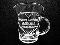 「Happy birthday、名前、日付」を側面に彫刻した、彼女への誕生日プレゼント用のガラス製ティーカップ