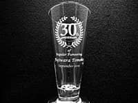 「30th anniversary、名前、日付」を彫刻した、勤続30年の記念品用のピルスナーグラス