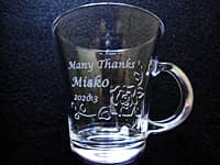 定年退職祝い用のガラス製ティーカップ（With thanks、退職する方の名前、日付を側面に彫刻）