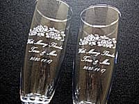 披露宴での両親贈呈品用のピルスナーグラス（With Many Thanks、新郎と新婦の名前、日付をグラス側面に彫刻）