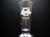 卒団記念品用のグラス（チームのマークと卒団生の名前を、グラスの側面に彫刻）