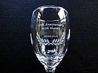 勤続10年の表彰用グラス（10th anniversary. With thanks. 永年勤続者名と日付を、ワイングラスの側面に彫刻）
