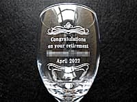 「Congratulations on your retirement、退職する方の名前、退職日」を側面に彫刻した、定年退職の贈り物用のワイングラス