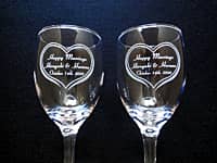 「Happy marriage、新郎と新婦の名前、結婚式の日付」を側面に彫刻した、結婚祝い用のペアのワイングラス