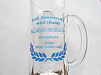 「30th Anniversary! With Thanks、永年勤続者名、表彰日の日付、会社名」を側面に彫刻した、勤続30年表彰用のビアジョッキ