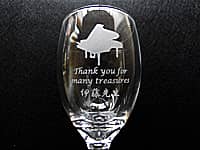 「ピアノのイラスト、Thank you for many treasures、○○先生」を側面に彫刻した、卒業生から先生へ贈るワイングラス