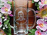 定年退職する方の似顔絵を側面に彫刻した、定年退職祝い用のビアジョッキ
