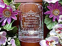 「Congratulations! The director of pharmacy」を側面に彫刻した、薬剤部長就任祝い用のロックグラス