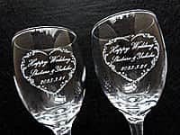 �uHappy Wedding�A�V�Y�ƐV�w�̖��O�A�������̓��t�v�𒤍����������j���p�̃y�A�̃��C���O���X