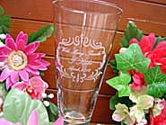 「Happy Valentine's day、名前、日付」を側面に彫刻した、バレンタインデーのプレゼント用のピルスナーグラス