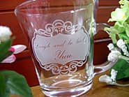 「Laugh and be lucky、奥さまの名前」を側面に彫刻した、結婚記念日の贈り物用のガラス製ティーカップ