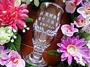 「○○賞、受賞者の名前、日付」を側面に彫刻した、表彰記念品用のピルスナーグラス