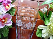「Many love、Many thanks、お客様の名前」を側面に彫刻した、常連のお客様用のタンブラーグラス