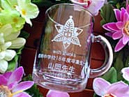 「With thanks、○○先生、校章」を彫刻した、卒業生から担任の先生へのプレゼント用のガラス製マグカップ