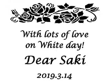 「With lots of love on white day、贈る相手の名前、ホワイトデーの日付」をレイアウトした、ホワイトデーのプレゼント用のグラスに彫刻する図案