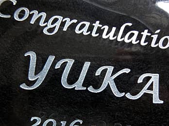 卒業祝い用のガラス製小物入れに彫刻した「お祝いメッセージと卒業生の名前」のクローズアップ画像