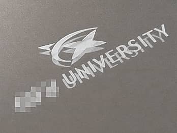 卒業生から大学に寄贈する鏡の表面に彫刻した「大学のシンボルロゴ」の画像