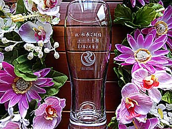 ��Ђ̃��S�}�[�N�𒤍������В��A�C�j���p�̃O���X