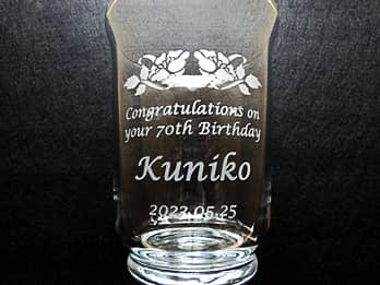 「Congratulations on your 70th birthday、贈る相手の名前、70歳の誕生日の日付」を側面に彫刻した、古希祝い用のガラス花瓶