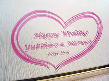 「happy wedding、新郎と新婦の名前、結婚式の日付」を表面に彫刻した、結婚祝い用の鏡