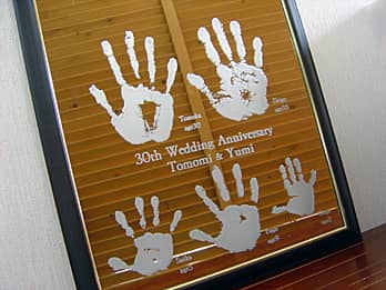 「30th wedding anniversary、奥さまと旦那様の名前、家族全員の手形」を彫刻した、結婚30周年の記念品用の鏡