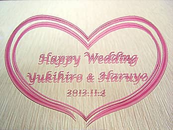 「Happy wedding、新郎と新婦の名前、日付」を彫刻した、結婚祝い用の鏡
