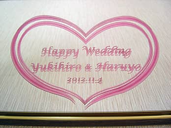 「Happy wedding、新郎と新婦の名前」を彫刻した、結婚祝い用の鏡