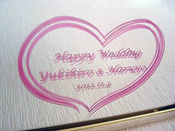 「Happy wedding、新郎と新婦の名前」を彫刻した、結婚祝い用の鏡
