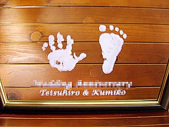 新郎と新婦が赤ちゃんの時の手形と足形を彫刻した、披露宴で両親へ贈呈する鏡