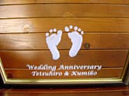 「生まれたときの足形、Wedding anniversary、両親の名前」を彫刻した、両親への結婚記念日の贈り物用の鏡