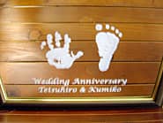 「Wedding anniversary、お子様の手形と足形、奥さまと旦那様の名前」を彫刻した、結婚記念日のお祝い品用の鏡